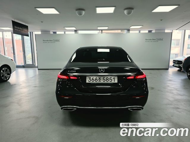 Mercedes-Benz E-Class 2023 — photo 4