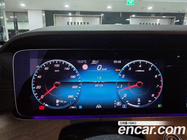 Mercedes-Benz E-Class 2023 — photo 8