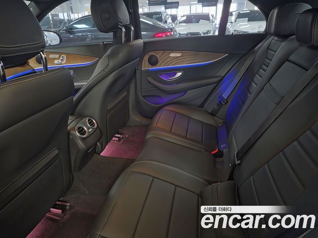 Mercedes-Benz E-Class 2023 — photo 9