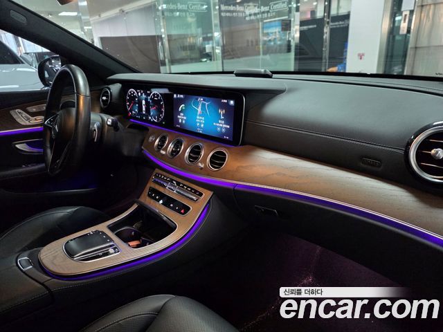 Mercedes-Benz E-Class 2023 — photo 17