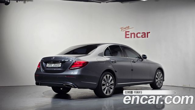 Mercedes-Benz E-Class 2017 — photo 2