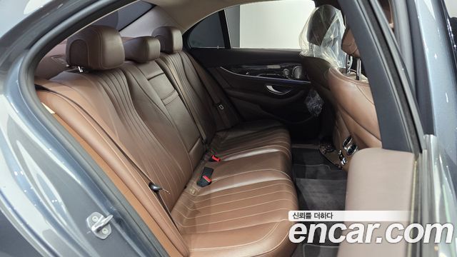 Mercedes-Benz E-Class 2017 — photo 11