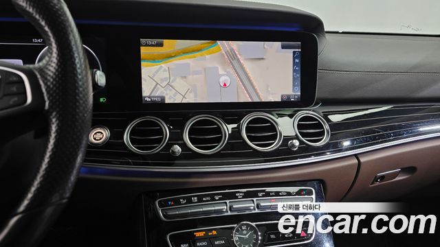 Mercedes-Benz E-Class 2017 — photo 12