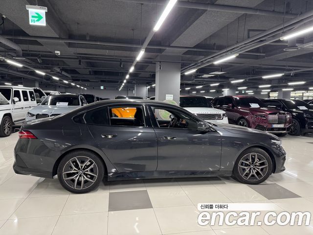 BMW 5-Series 2026 — photo 2