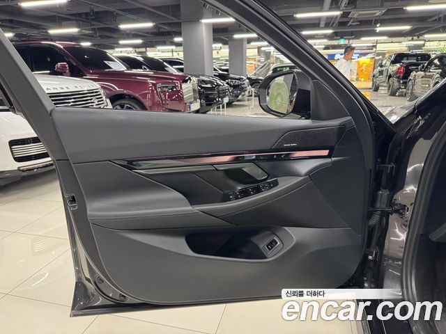 BMW 5-Series 2026 — photo 12