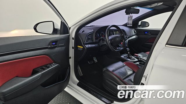 Hyundai AVANTE 2017 — photo 13