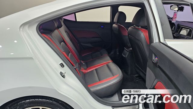 Hyundai AVANTE 2017 — photo 17