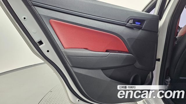 Hyundai AVANTE 2017 — photo 15