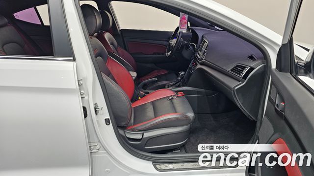 Hyundai AVANTE 2017 — photo 16