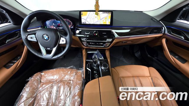 BMW 5-Series 2023 — photo 10