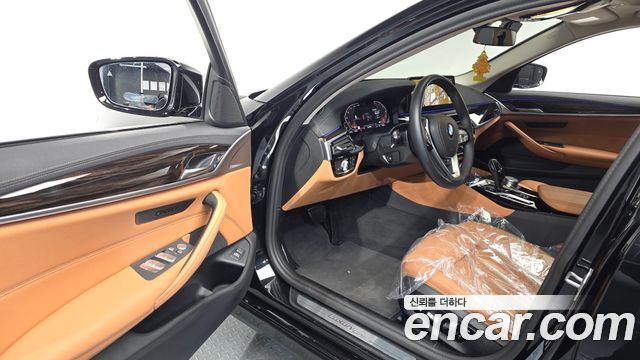 BMW 5-Series 2023 — photo 13