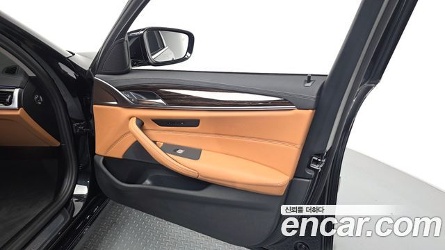 BMW 5-Series 2023 — photo 14