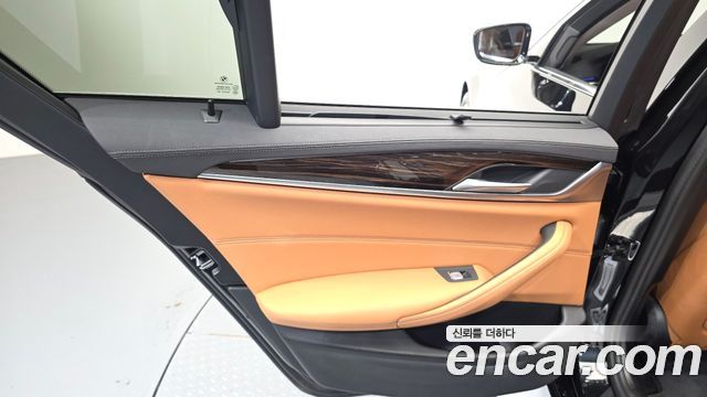 BMW 5-Series 2023 — photo 15