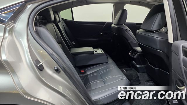 Lexus ES 2024 — photo 18