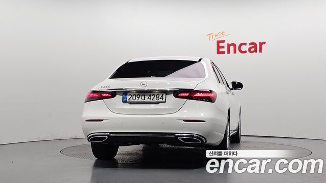 Mercedes-Benz E-Class 2022 — photo 4