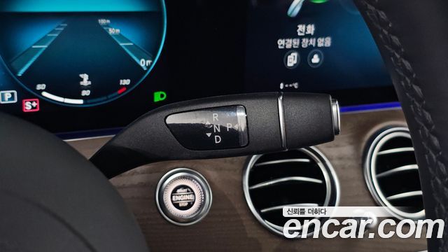 Mercedes-Benz E-Class 2022 — photo 12