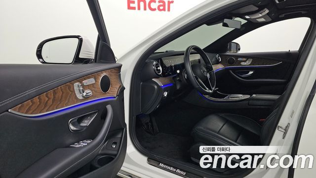 Mercedes-Benz E-Class 2022 — photo 13