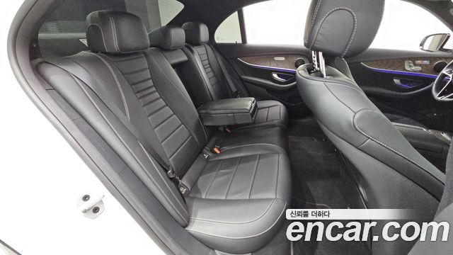 Mercedes-Benz E-Class 2022 — photo 17