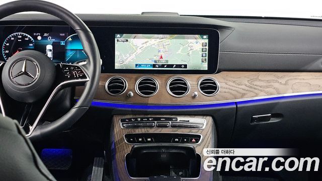 Mercedes-Benz E-Class 2022 — photo 19