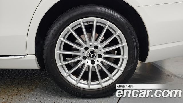 Mercedes-Benz E-Class 2022 — photo 7