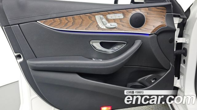 Mercedes-Benz E-Class 2022 — photo 14