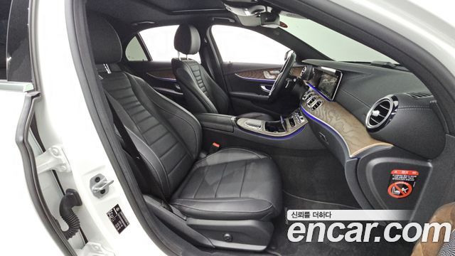 Mercedes-Benz E-Class 2022 — photo 16