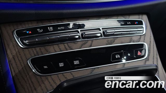 Mercedes-Benz E-Class 2022 — photo 32