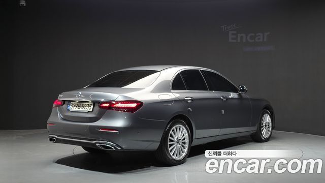 Mercedes-Benz E-Class 2022 — photo 2
