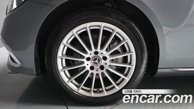Mercedes-Benz E-Class 2022 — photo 5