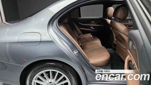 Mercedes-Benz E-Class 2022 — photo 18