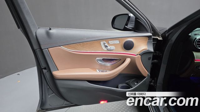 Mercedes-Benz E-Class 2022 — photo 25