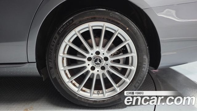 Mercedes-Benz E-Class 2022 — photo 7
