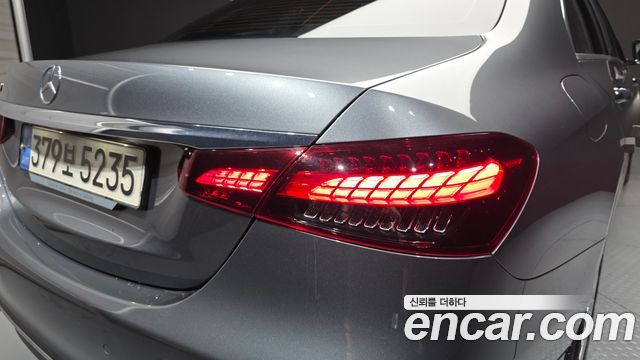 Mercedes-Benz E-Class 2022 — photo 9