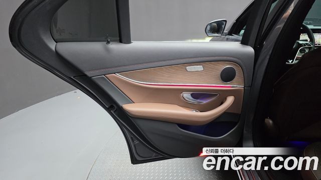 Mercedes-Benz E-Class 2022 — photo 15