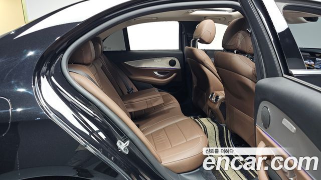 Mercedes-Benz E-Class 2019 — photo 17