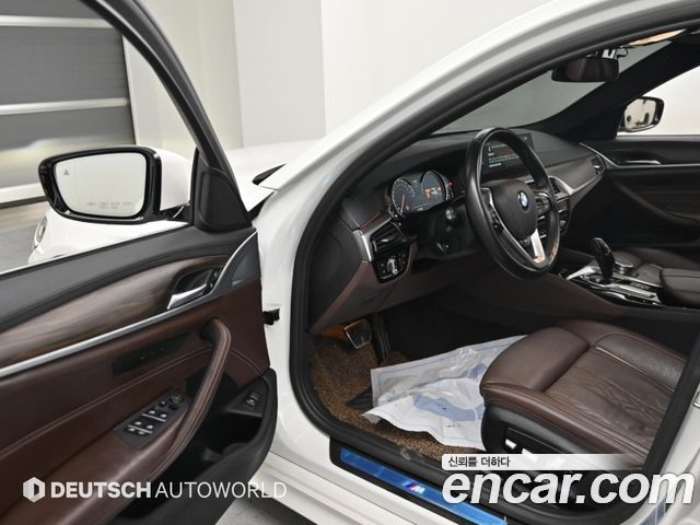 BMW 5-Series 2018 — photo 11