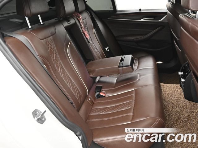BMW 5-Series 2018 — photo 12