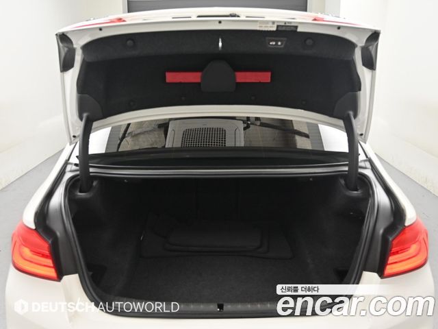BMW 5-Series 2018 — photo 19
