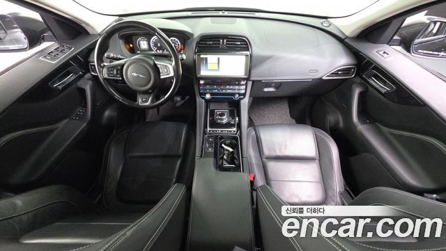 Jaguar F-PACE 2017 — photo 10