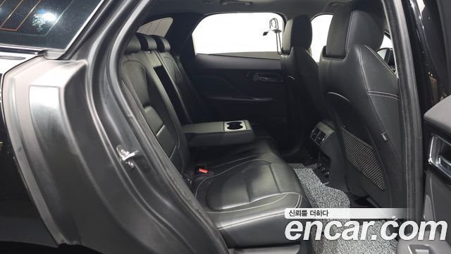 Jaguar F-PACE 2017 — photo 17
