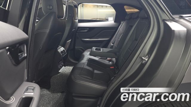 Jaguar F-PACE 2017 — photo 18