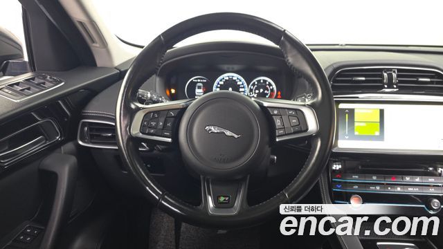 Jaguar F-PACE 2017 — photo 19