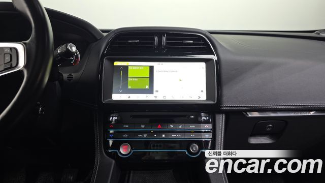 Jaguar F-PACE 2017 — photo 20