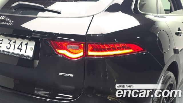 Jaguar F-PACE 2017 — photo 9