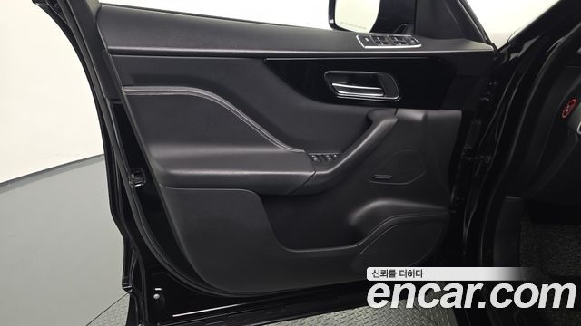 Jaguar F-PACE 2017 — photo 14