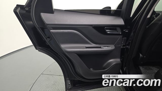 Jaguar F-PACE 2017 — photo 15