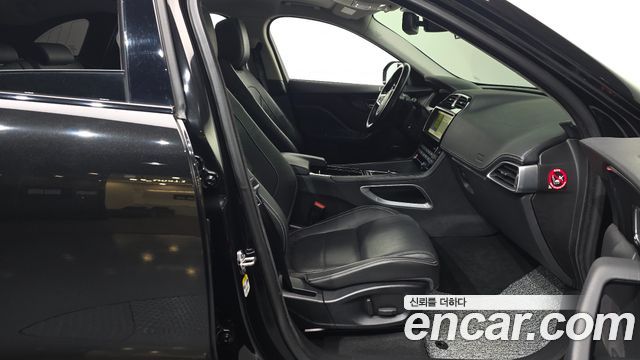 Jaguar F-PACE 2017 — photo 16