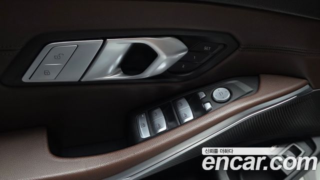 BMW 3-Series 2021 — photo 28