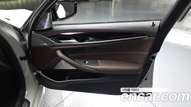 BMW 5-Series 2023 — photo 14