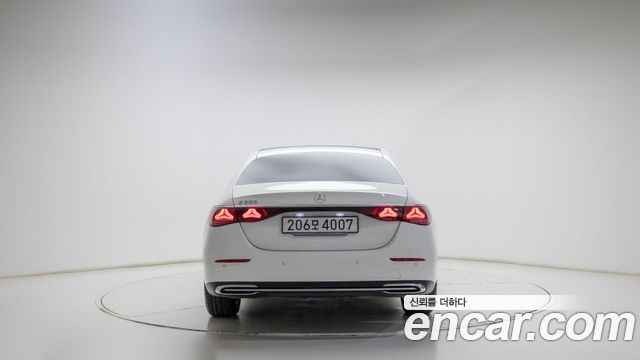 Mercedes-Benz E-Class 2025 — photo 4